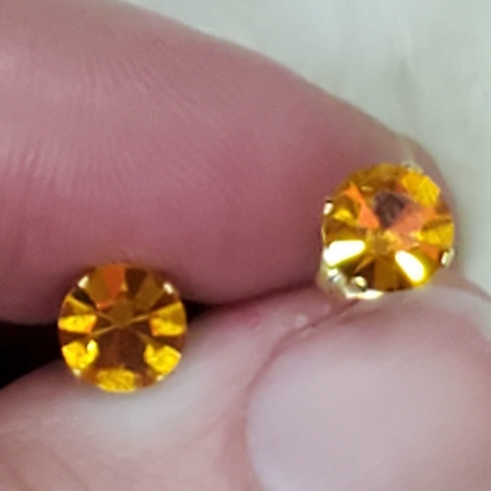 Stud Earrings‎